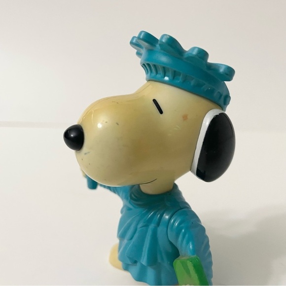 Vintage Snoopy World Tour USA Statue of Liberty Snoopy Figure - Picture 10 of 14